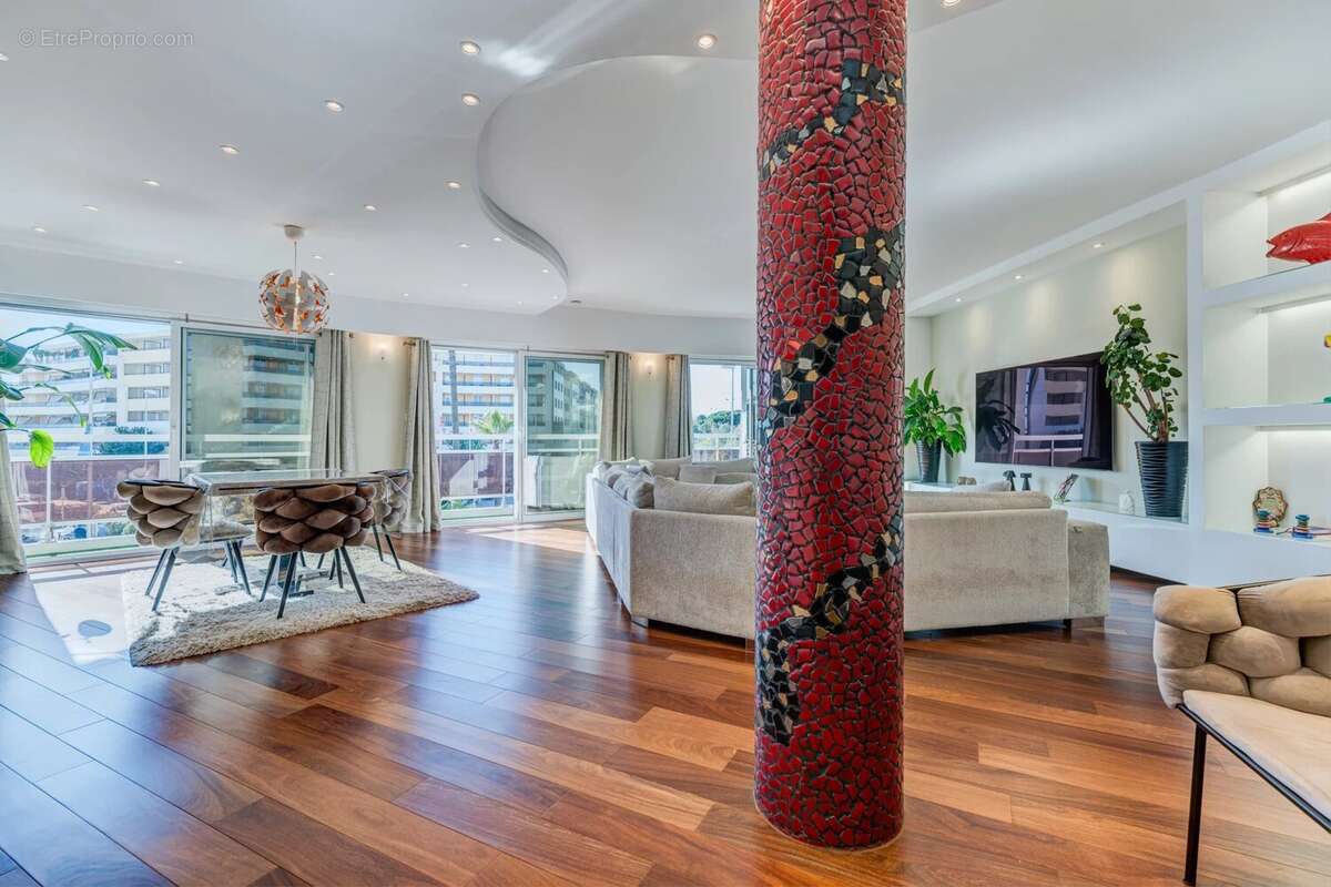 Appartement à SAINT-LAURENT-DU-VAR