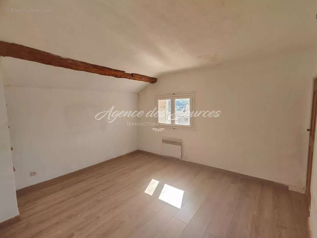 Appartement à VARAGES