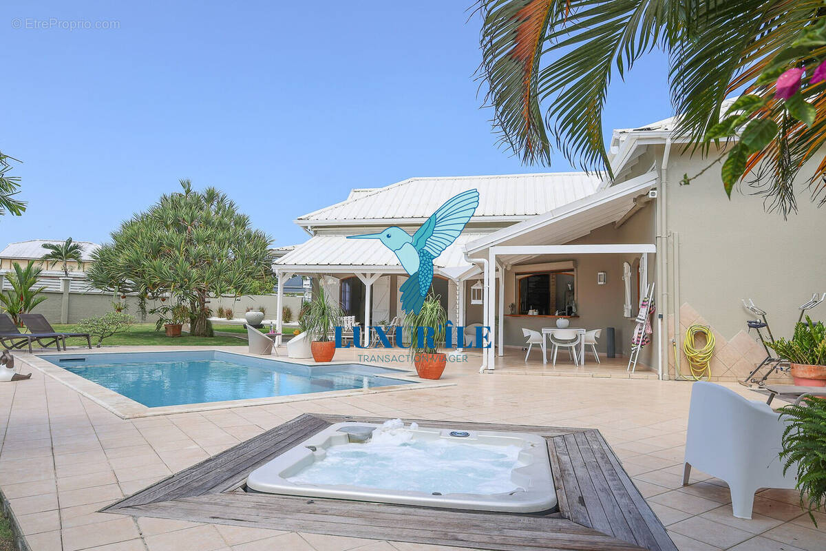 Maison à BAIE-MAHAULT