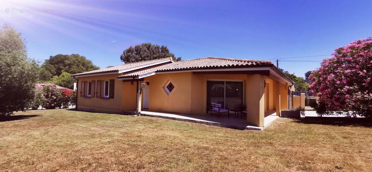 Maison à PRIGNAC-ET-MARCAMPS