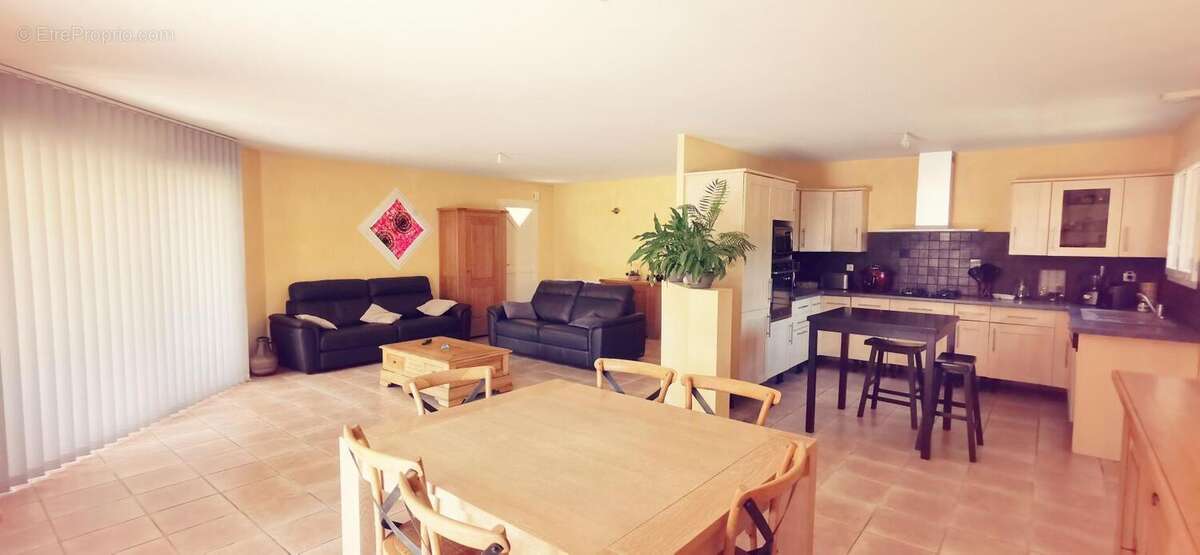 Maison à PRIGNAC-ET-MARCAMPS