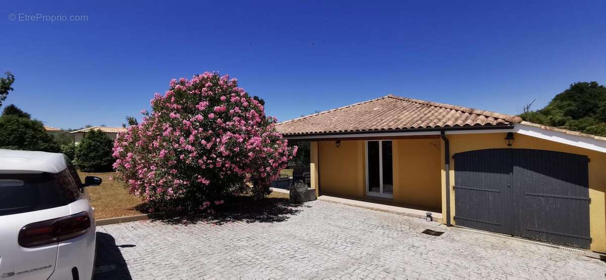 Maison à PRIGNAC-ET-MARCAMPS