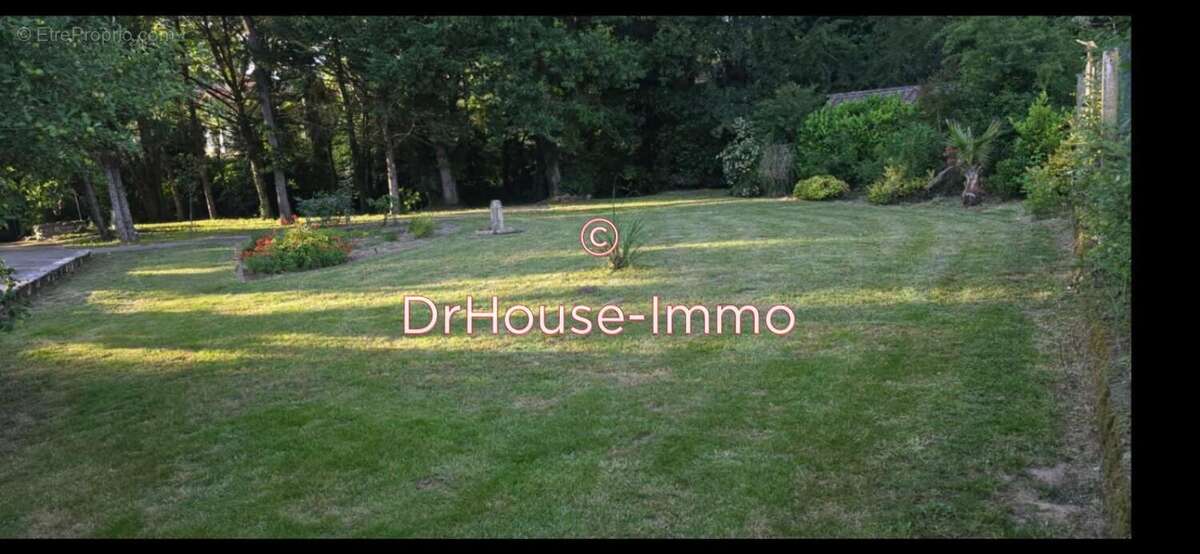 Terrain à SAINT-SULPICE