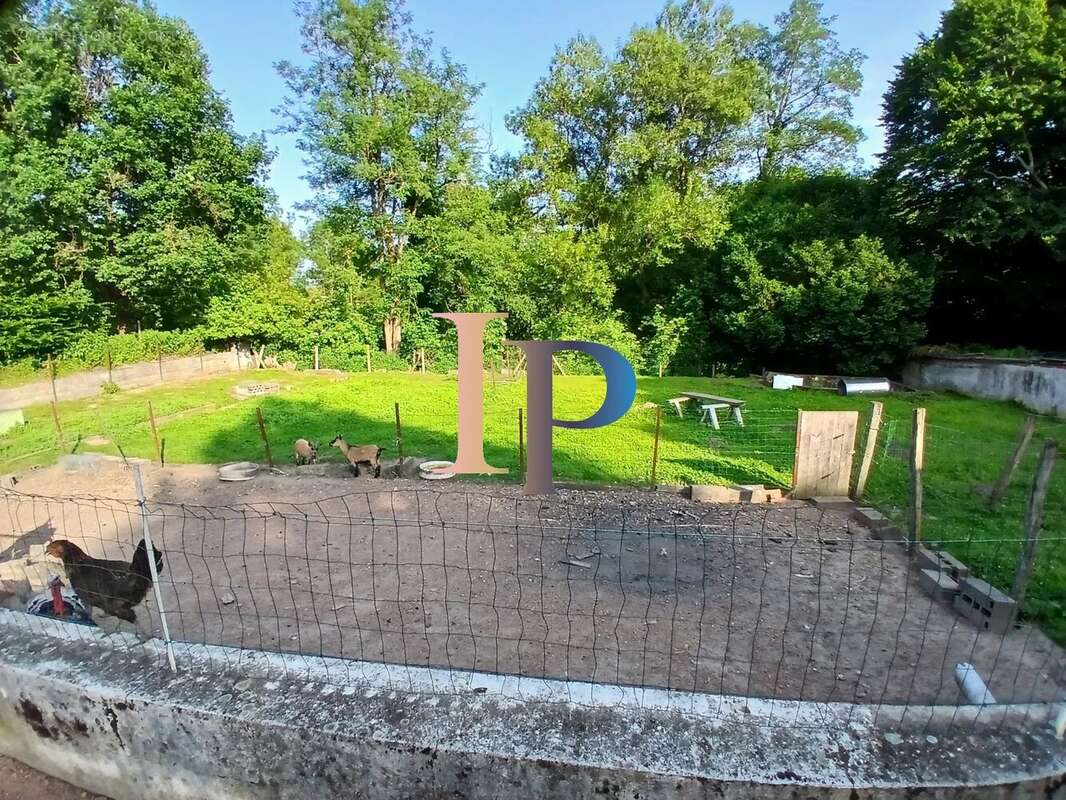 Maison à POUILLY-SOUS-CHARLIEU