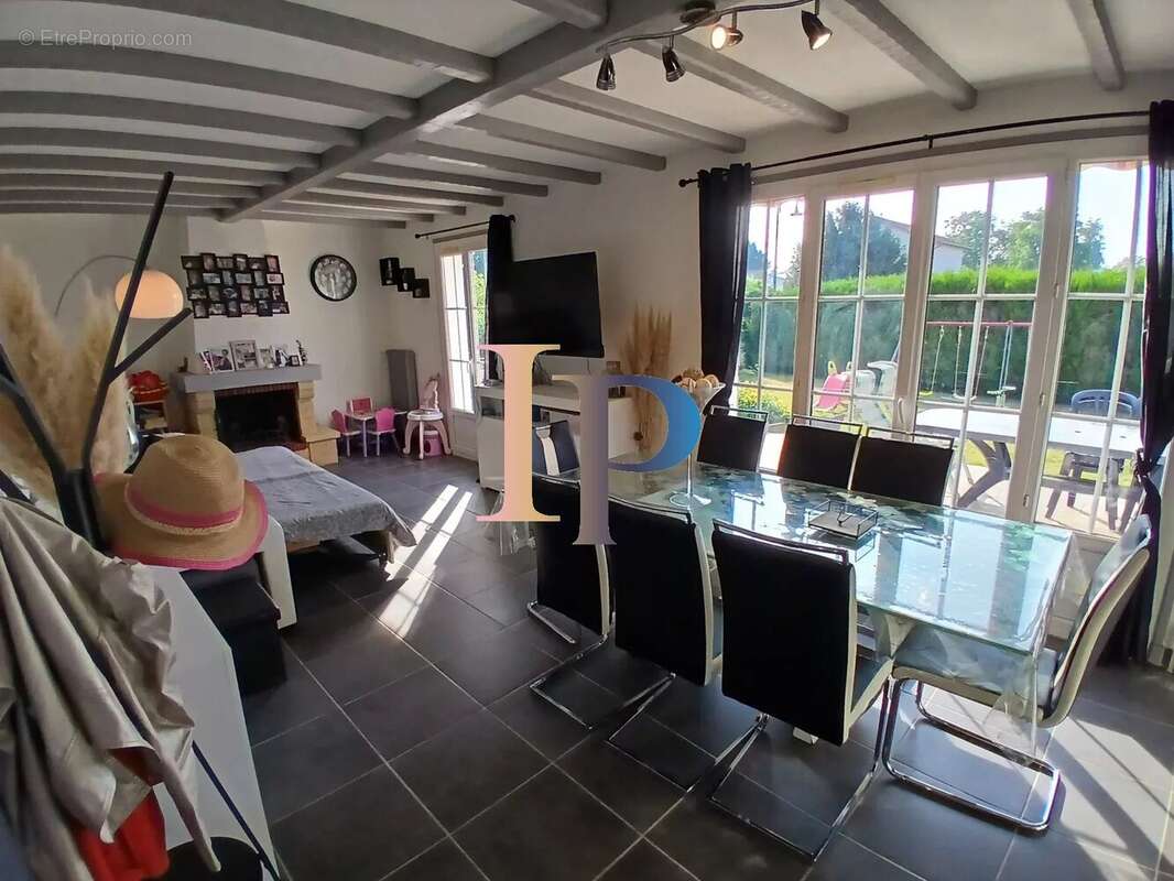 Maison à POUILLY-SOUS-CHARLIEU