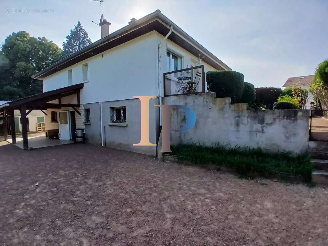 Maison à POUILLY-SOUS-CHARLIEU