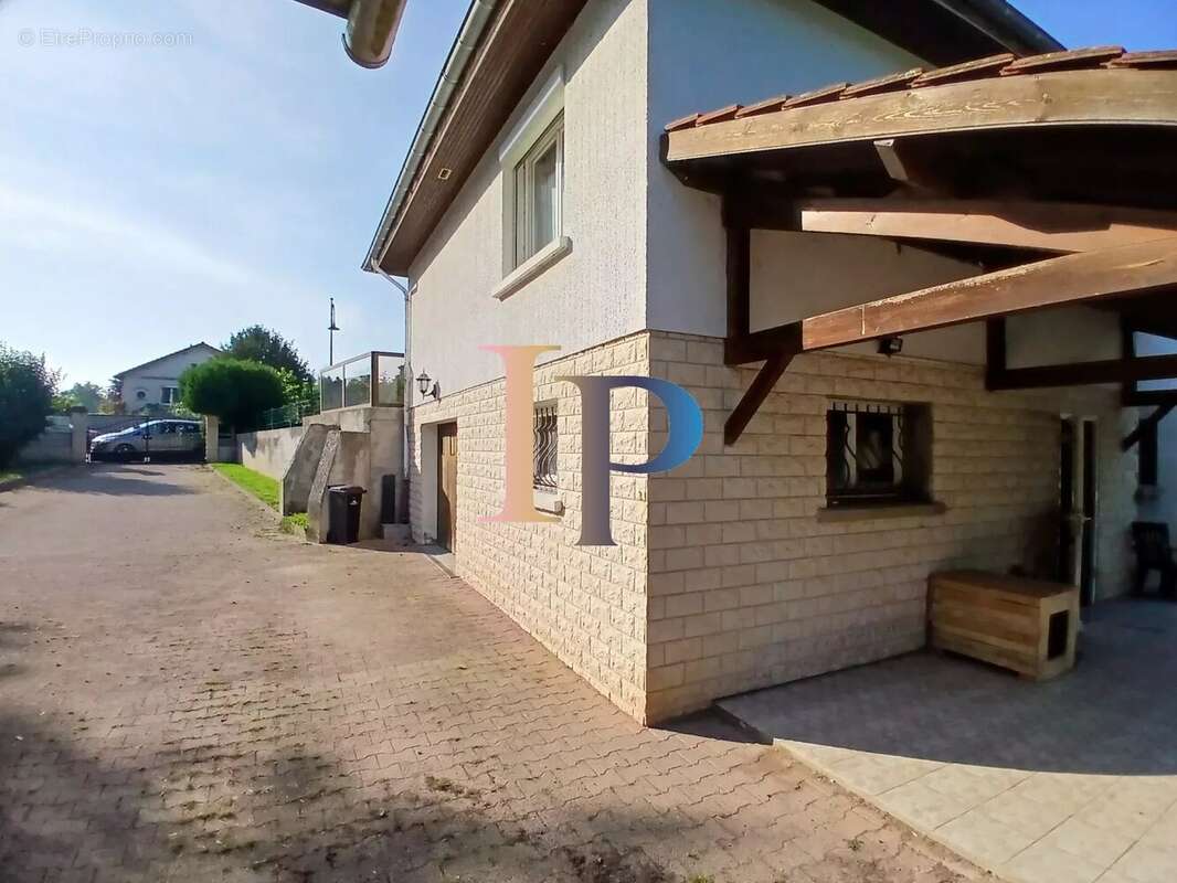 Maison à POUILLY-SOUS-CHARLIEU