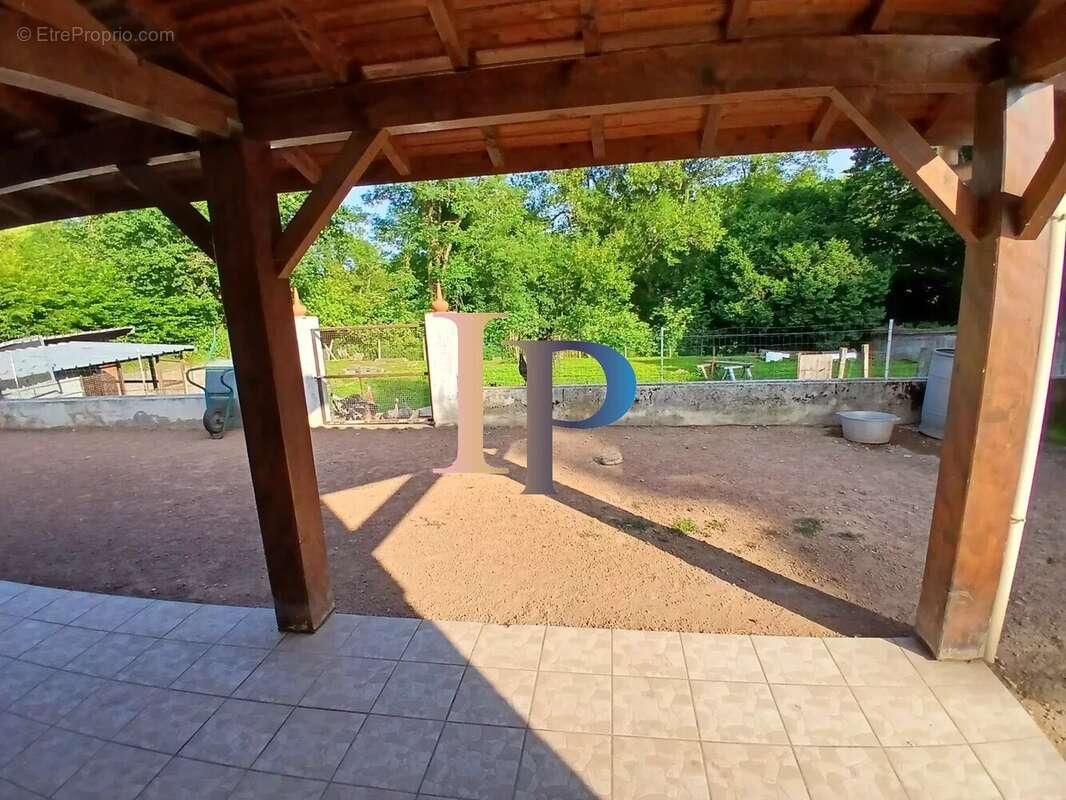 Maison à POUILLY-SOUS-CHARLIEU