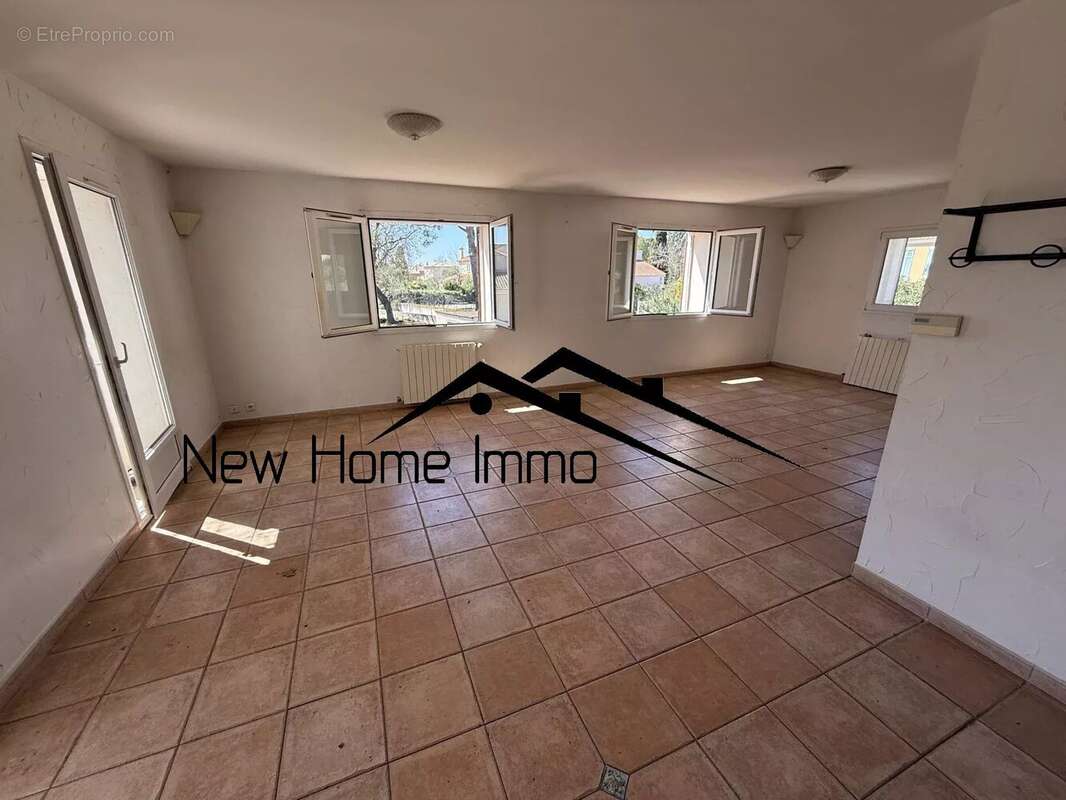 Maison à SAINT-CYR-SUR-MER