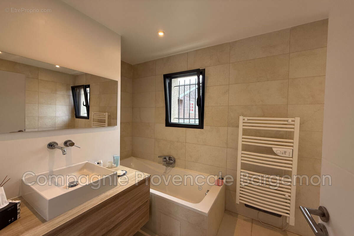 Maison à LA ROQUE-ESCLAPON