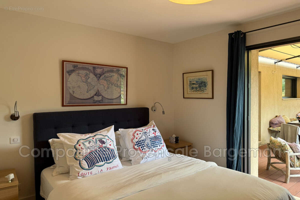 Maison à LA ROQUE-ESCLAPON