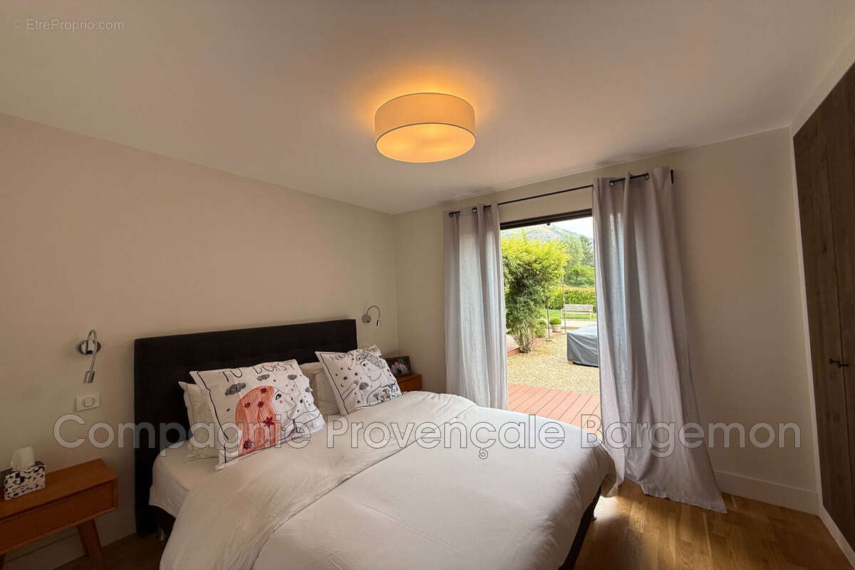 Maison à LA ROQUE-ESCLAPON