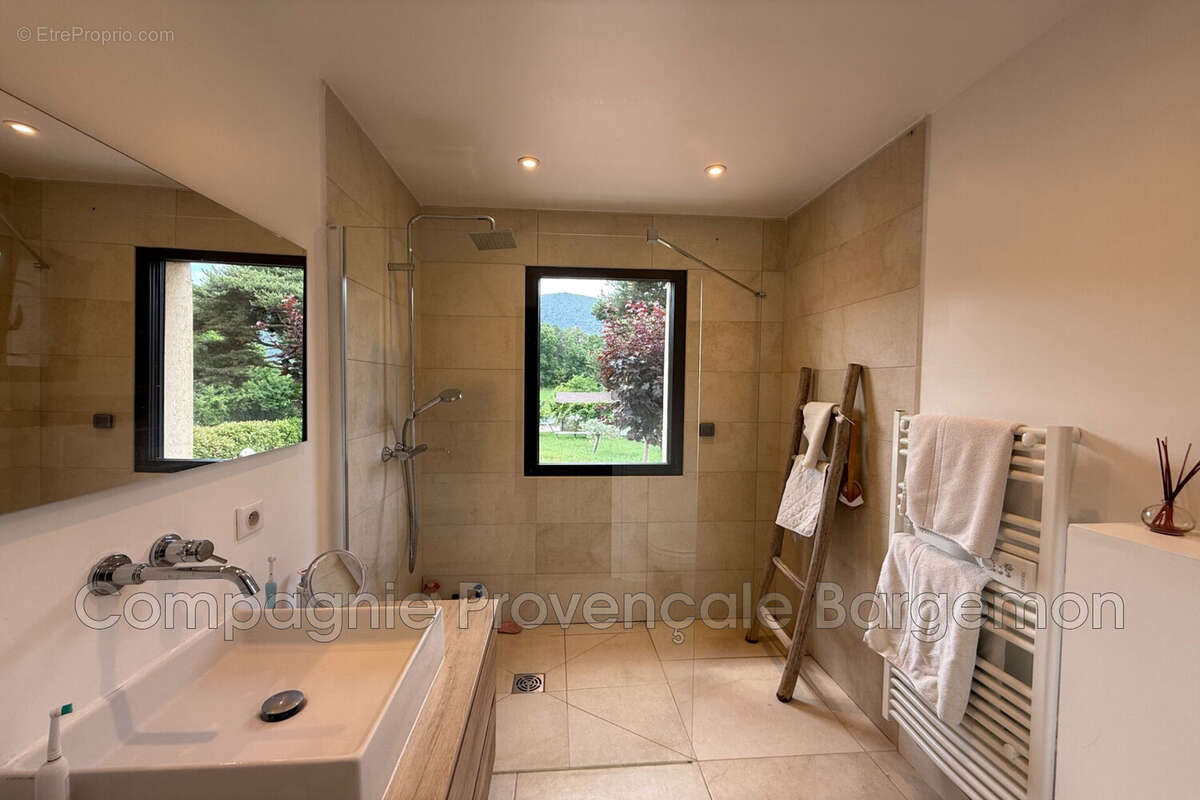 Maison à LA ROQUE-ESCLAPON