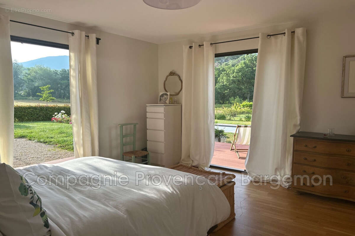 Maison à LA ROQUE-ESCLAPON