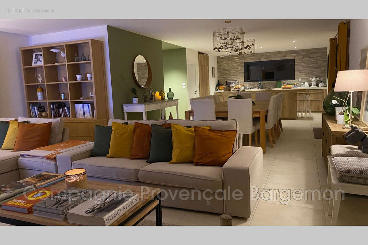 Maison à LA ROQUE-ESCLAPON