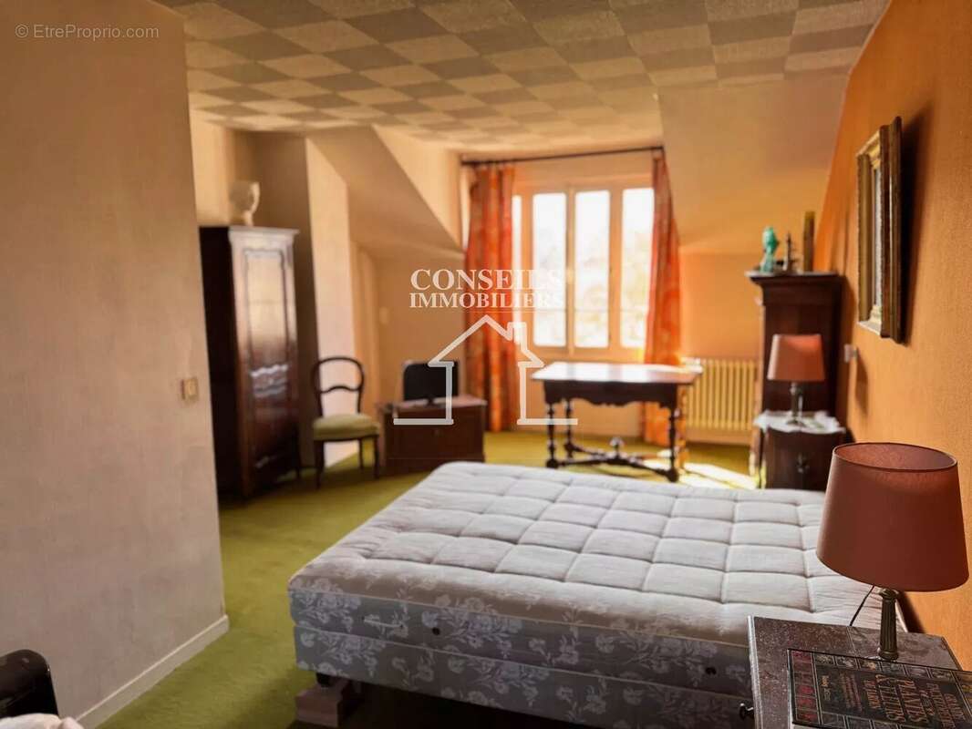 Maison à VILLENEUVE-SUR-YONNE