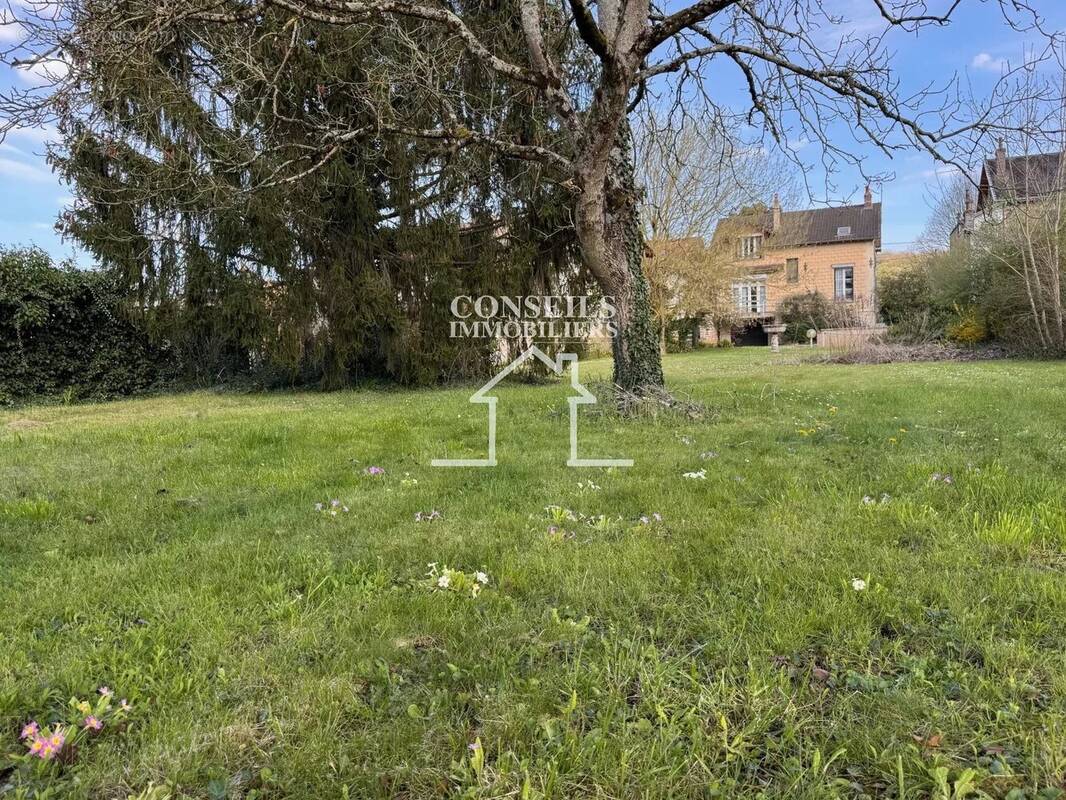 Maison à VILLENEUVE-SUR-YONNE