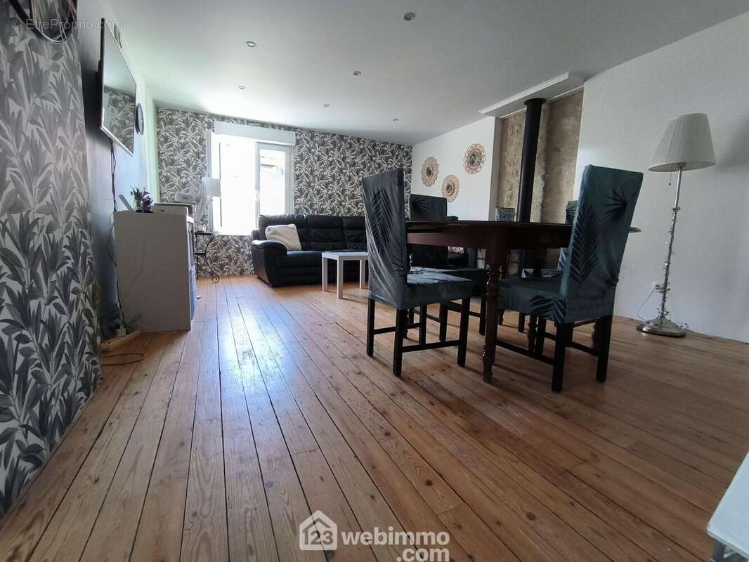 Au premier étage on découvre le séjour de 20 m² très chaleur avec son poêle à bois - Maison à COURCELLES-SUR-VESLES