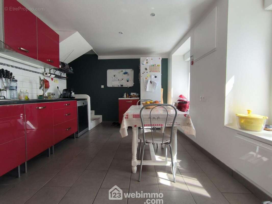 La cuisine de 12 m² entièrement équipée - Maison à COURCELLES-SUR-VESLES