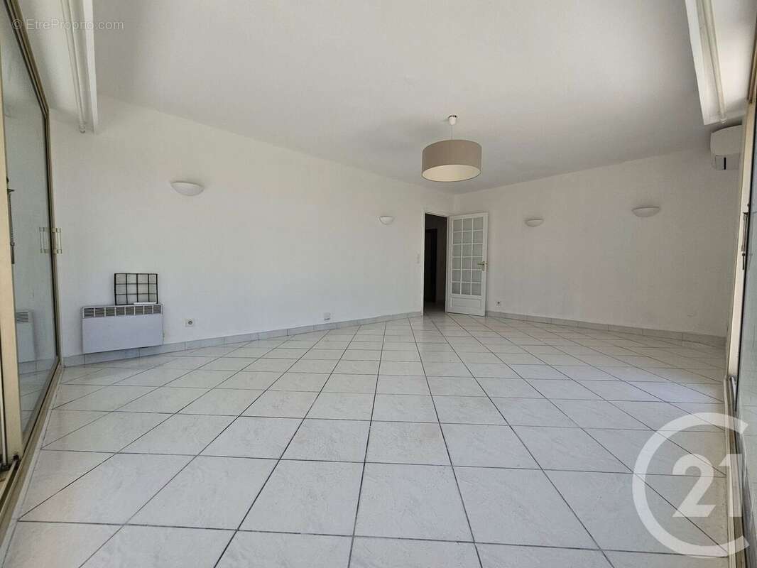 Appartement à SAINT-LAURENT-DU-VAR