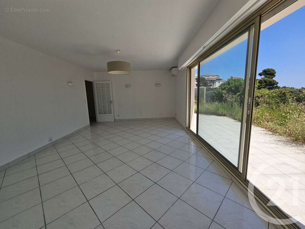 Appartement à SAINT-LAURENT-DU-VAR