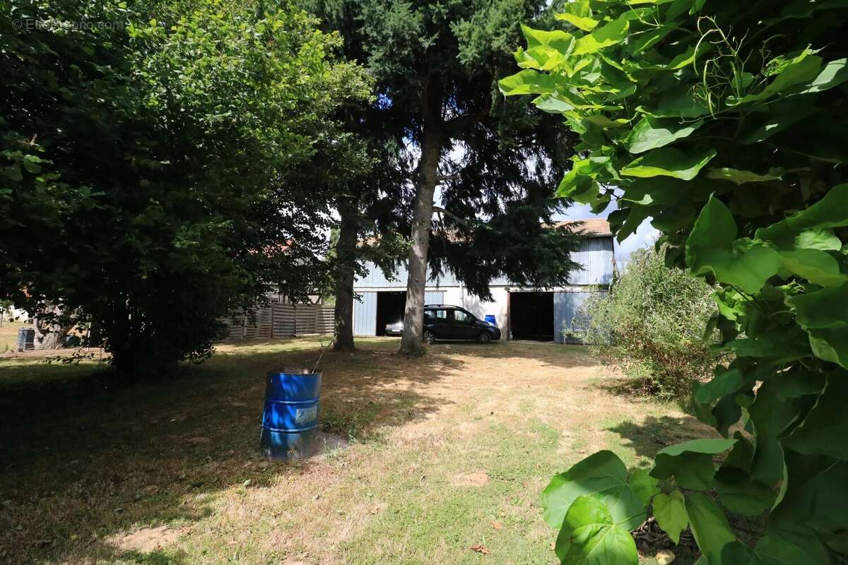 Parking à COURS-LES-BARRES