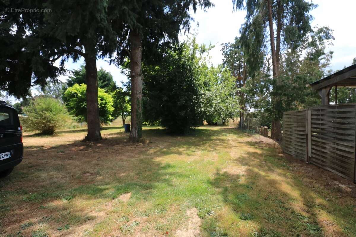 Parking à COURS-LES-BARRES