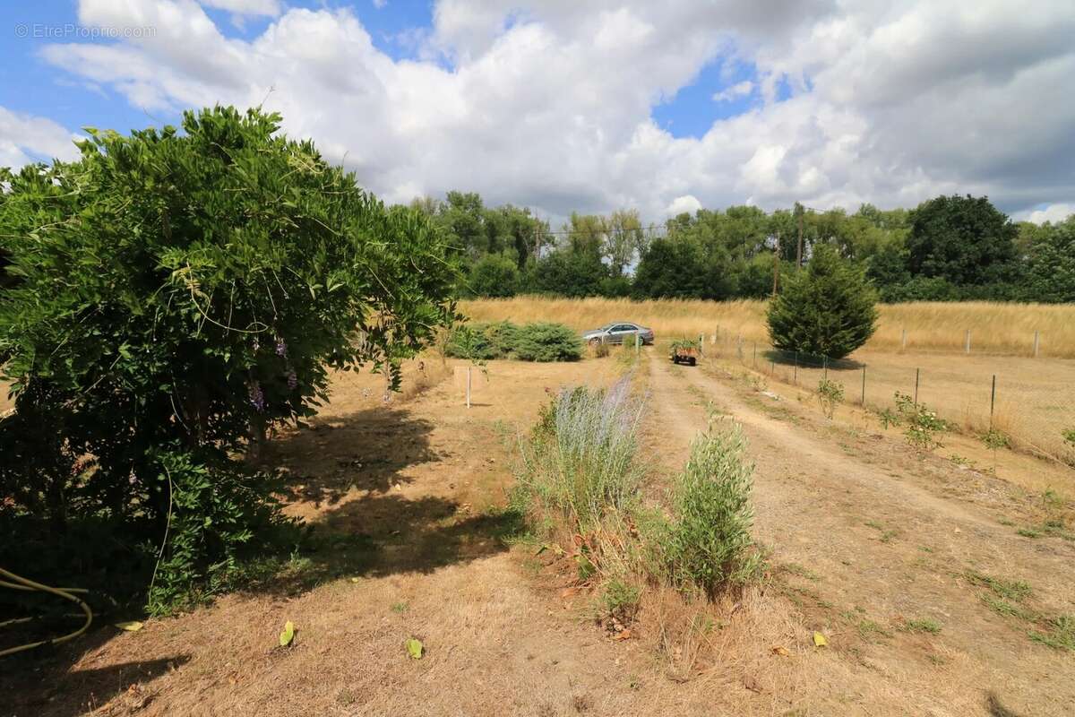 Parking à COURS-LES-BARRES