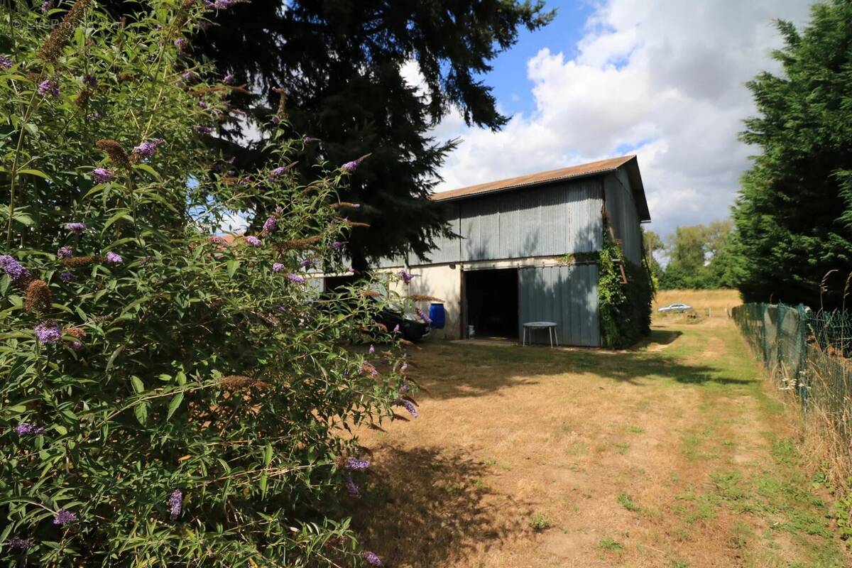 Parking à COURS-LES-BARRES