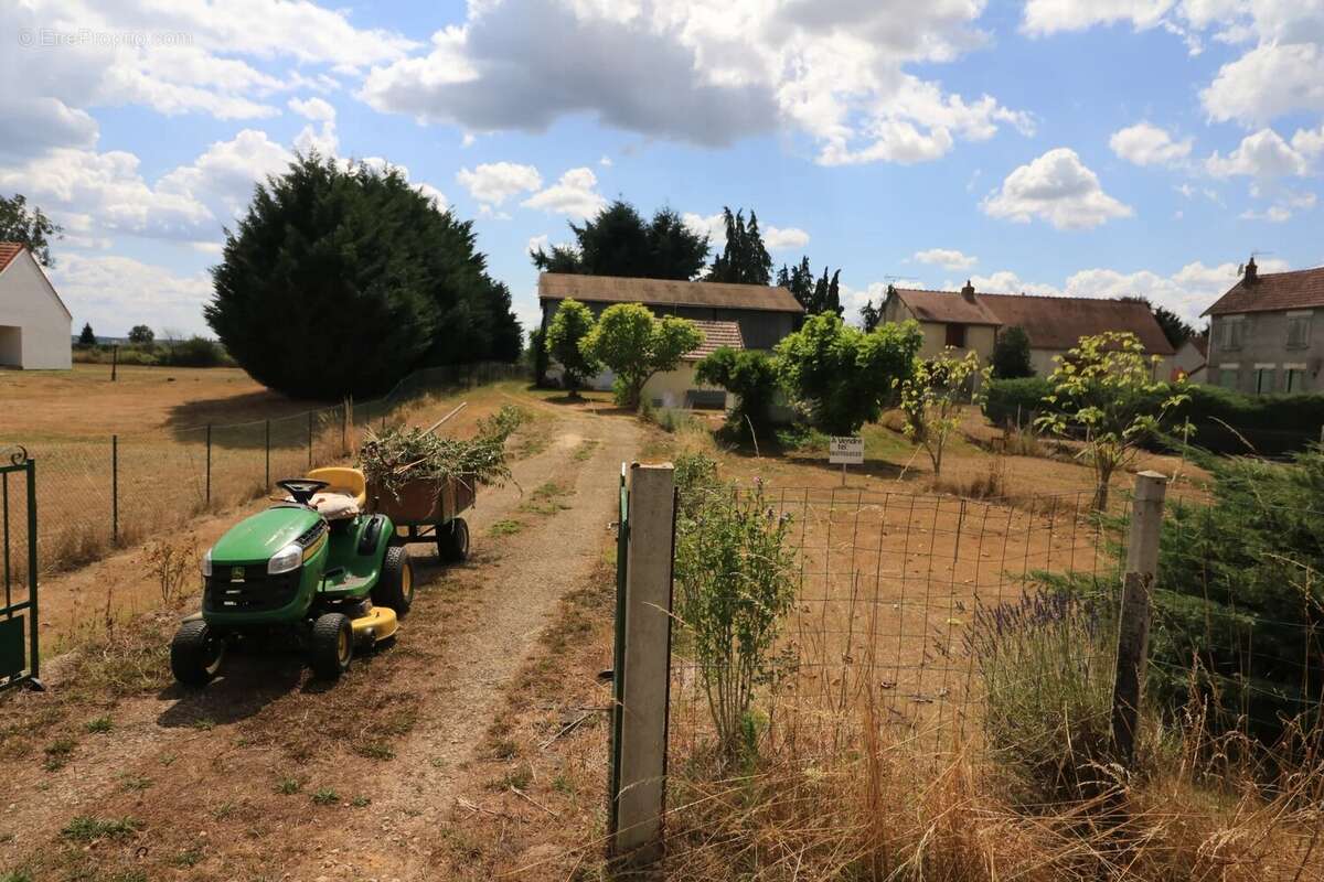 Parking à COURS-LES-BARRES