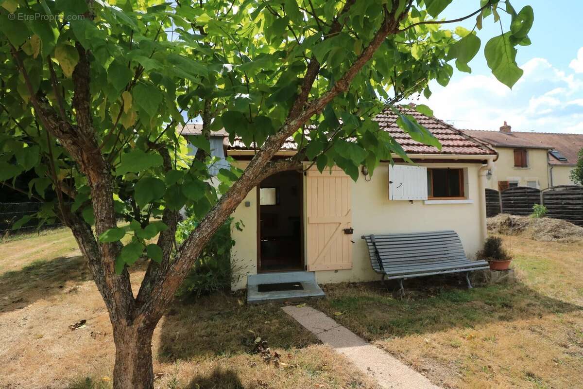 Parking à COURS-LES-BARRES