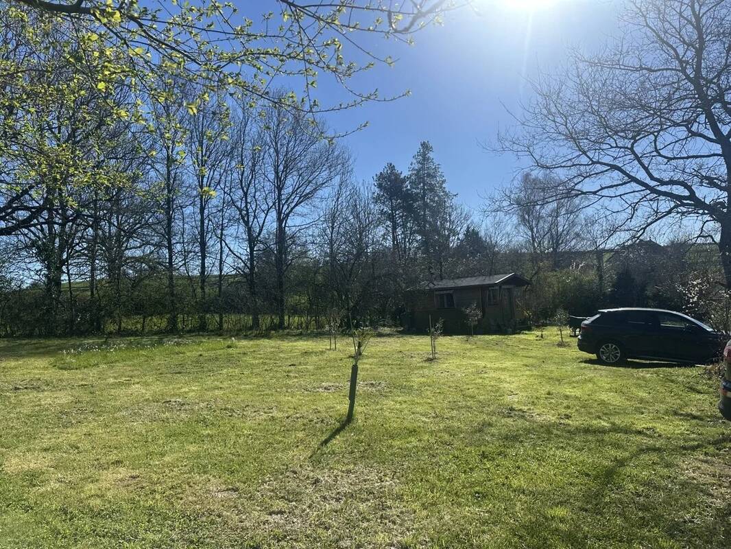 Parking à COURS-LES-BARRES