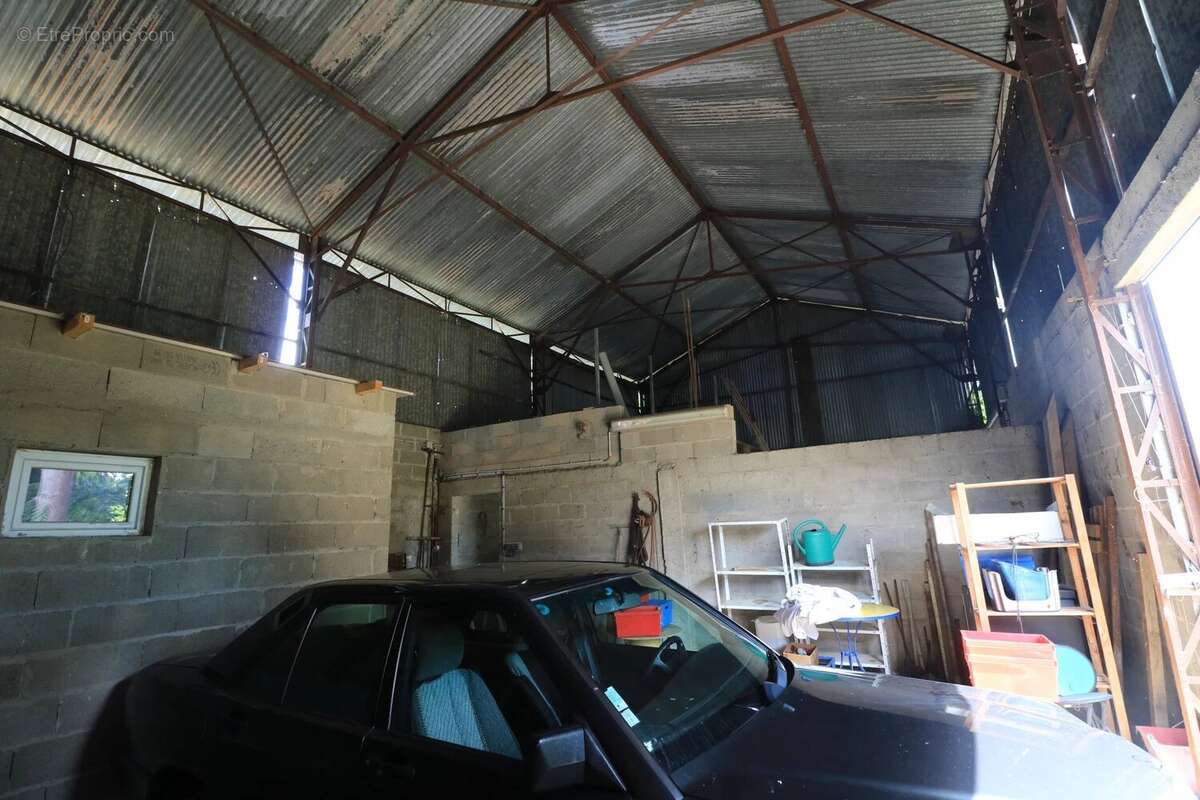 Parking à COURS-LES-BARRES