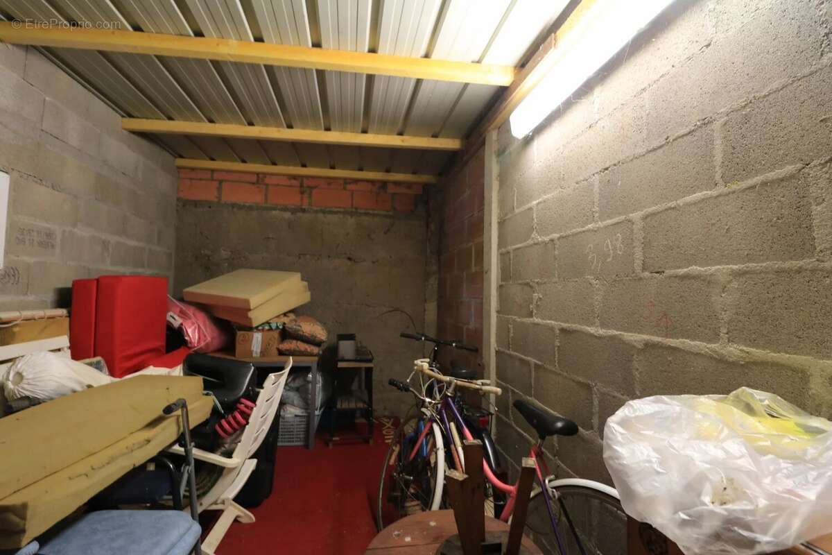 Parking à COURS-LES-BARRES