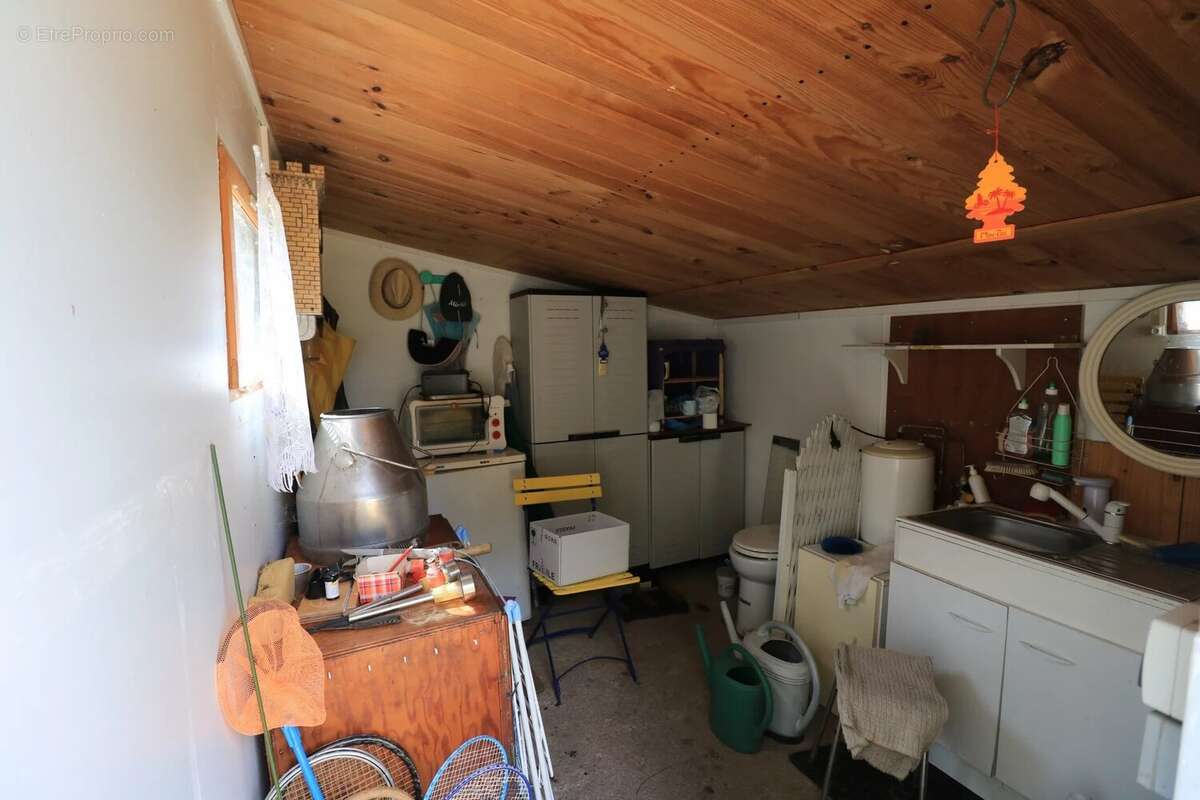 Parking à COURS-LES-BARRES