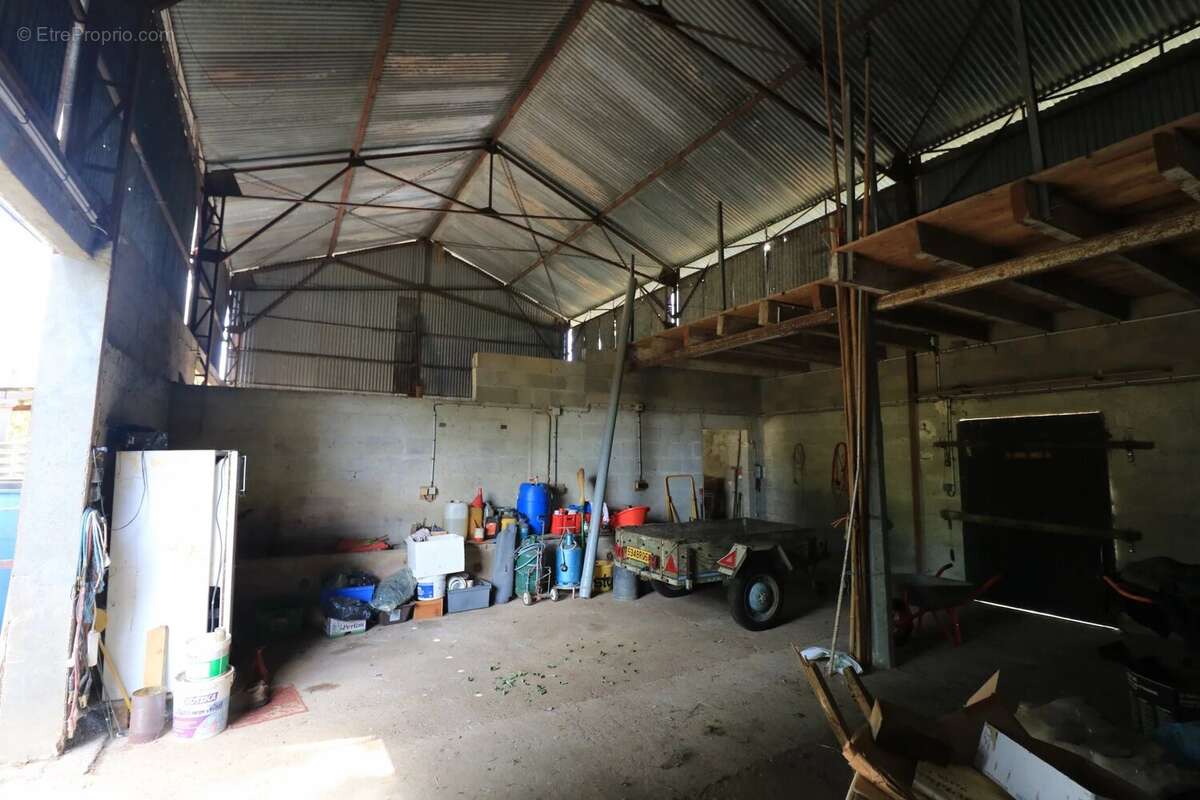 Parking à COURS-LES-BARRES