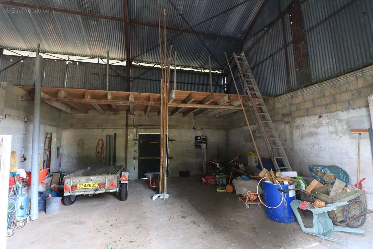 Parking à COURS-LES-BARRES