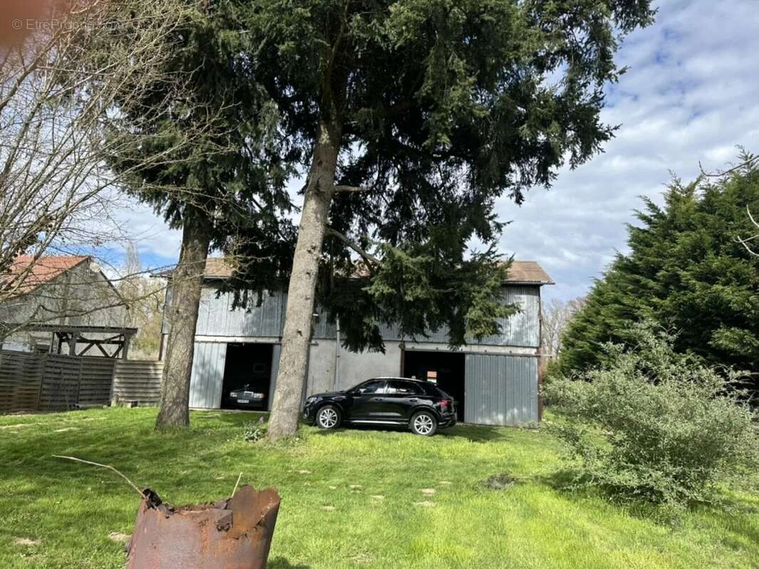 Parking à COURS-LES-BARRES