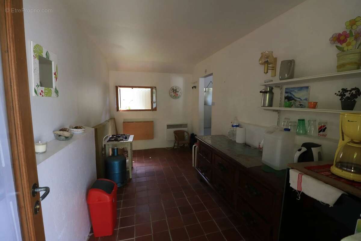 Parking à COURS-LES-BARRES