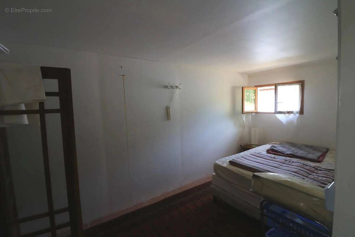 Parking à COURS-LES-BARRES