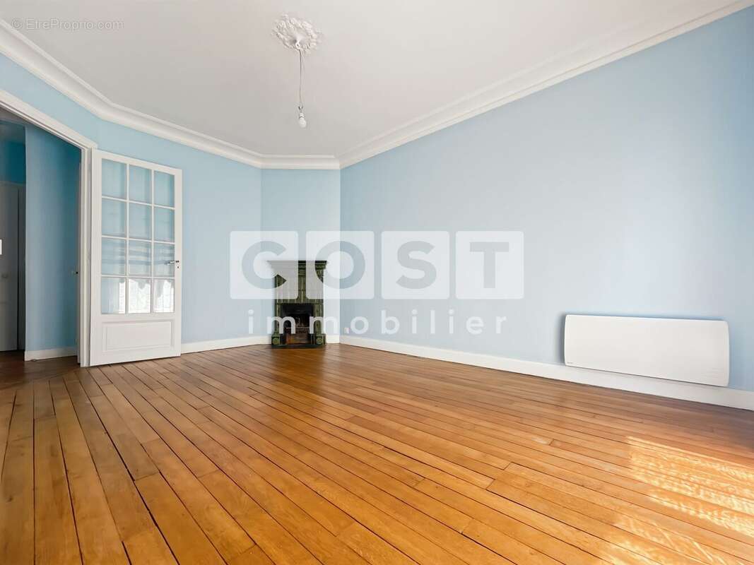 Appartement à COURBEVOIE