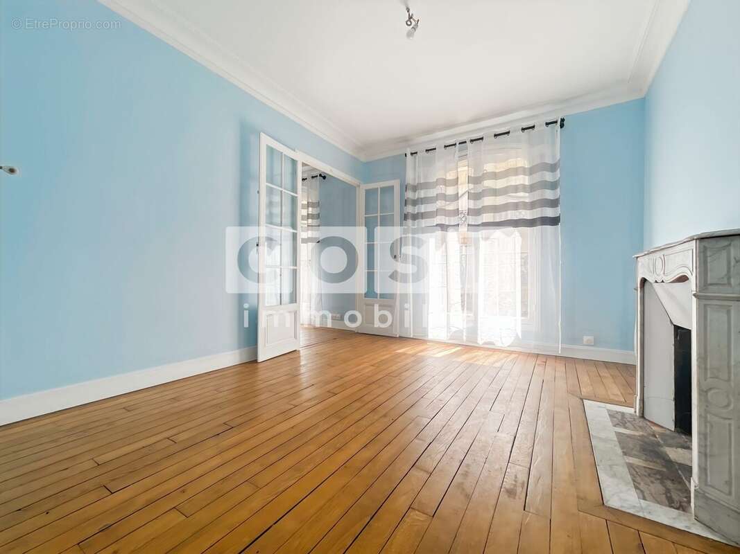 Appartement à COURBEVOIE
