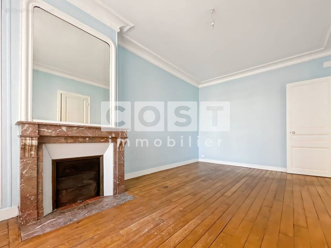 Appartement à COURBEVOIE