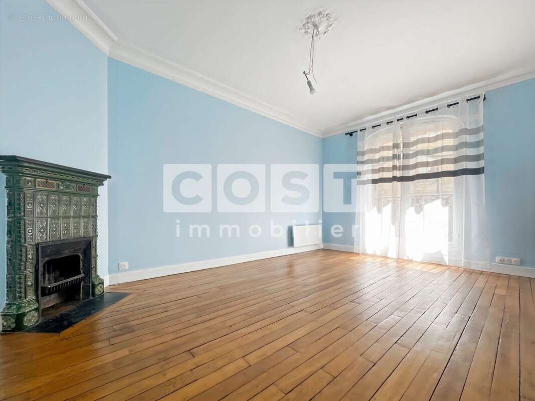 Appartement à COURBEVOIE