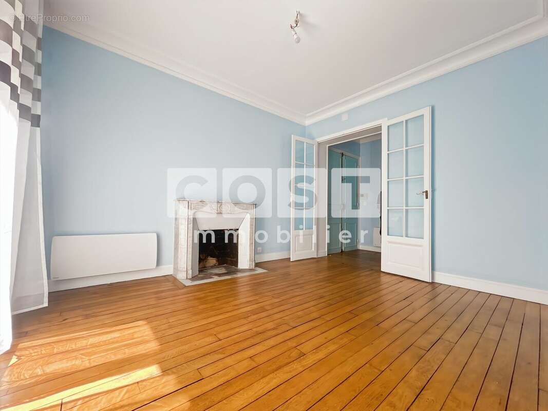 Appartement à COURBEVOIE