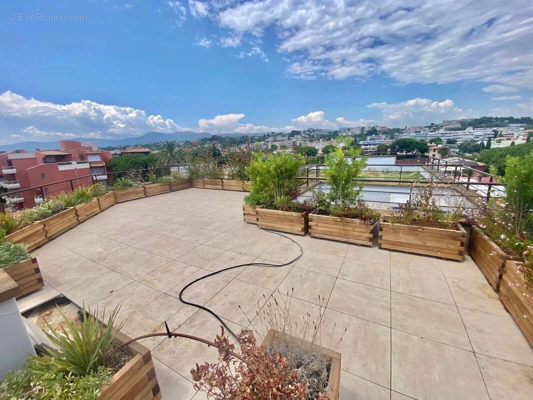 Appartement à SAINT-LAURENT-DU-VAR