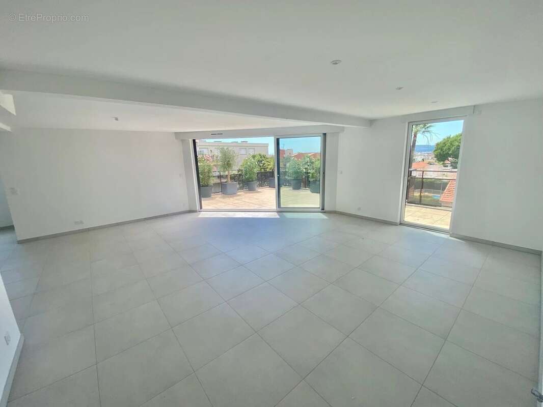 Appartement à SAINT-LAURENT-DU-VAR