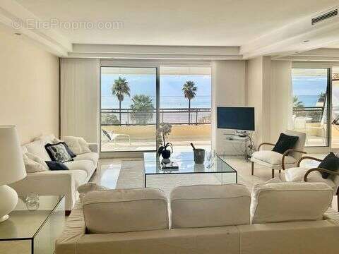 Appartement à SAINT-LAURENT-DU-VAR