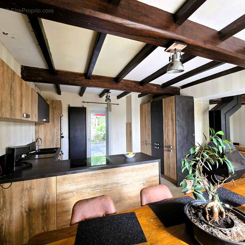 Maison à CRUZILLES-LES-MEPILLAT