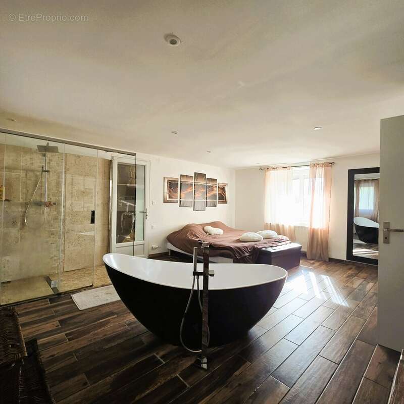 Maison à CRUZILLES-LES-MEPILLAT